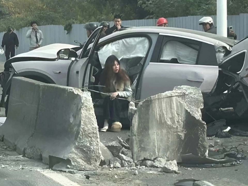 Chiếc xe điện gãy gập đuôi sau va chạm ở Thượng Hải, pin vẫn nguyên vẹn