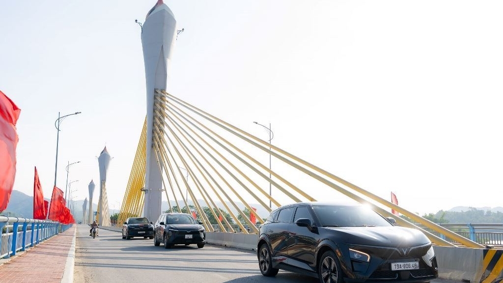 Nữ chủ xe Tây Nguyên “chốt” không do dự VinFast VF 7 vì mê kiểu dáng thể thao và cảm giác lái tuyệt vời