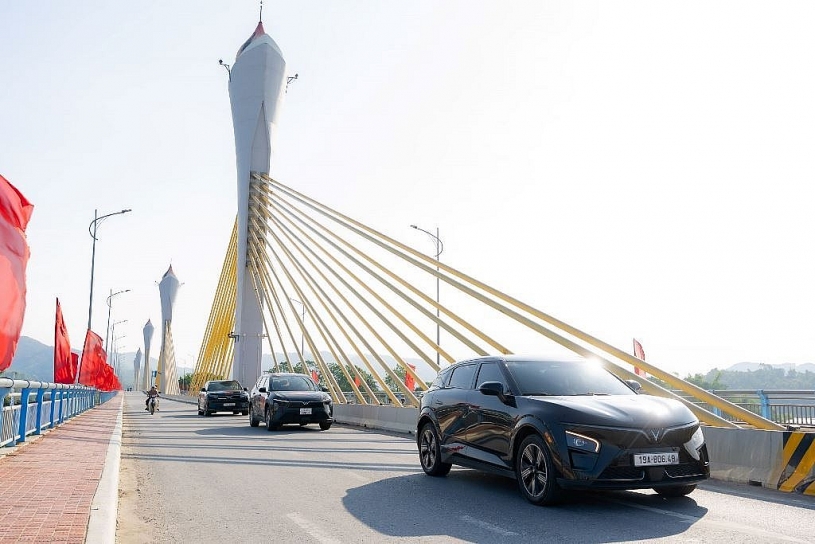 Nữ chủ xe Tây Nguyên “chốt” không do dự VinFast VF 7 vì mê kiểu dáng thể thao và cảm giác lái tuyệt vời