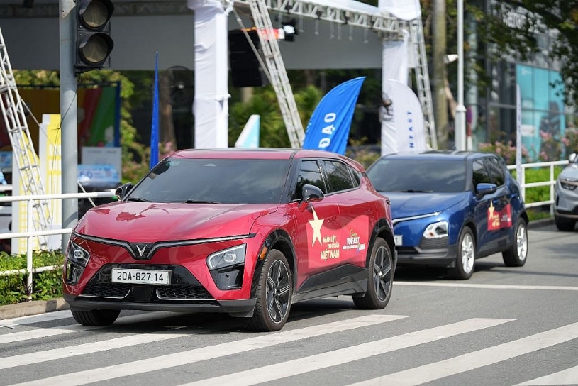 Nữ chủ xe Tây Nguyên “chốt” không do dự VinFast VF 7 vì mê kiểu dáng thể thao và cảm giác lái tuyệt vời