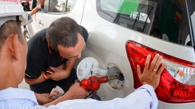 Lắc xe khi đổ xăng, sai lầm của người dùng ô tô và xe máy