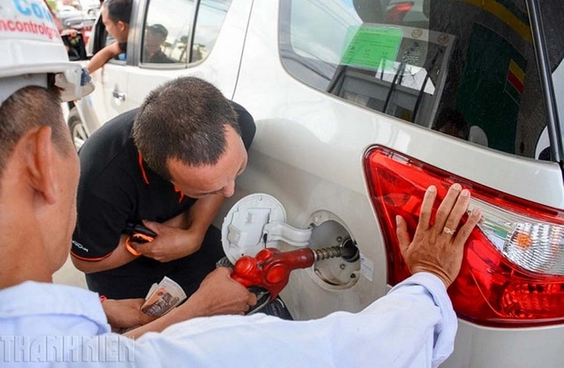 Lắc xe khi đổ xăng, sai lầm của người dùng ô tô và xe máy Lắc xe khi đổ xăng, sai lầm của người dùng ô tô và xe máy