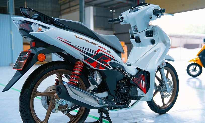 'Đập thùng' Honda Wave 125R đầu tiên về Việt Nam
