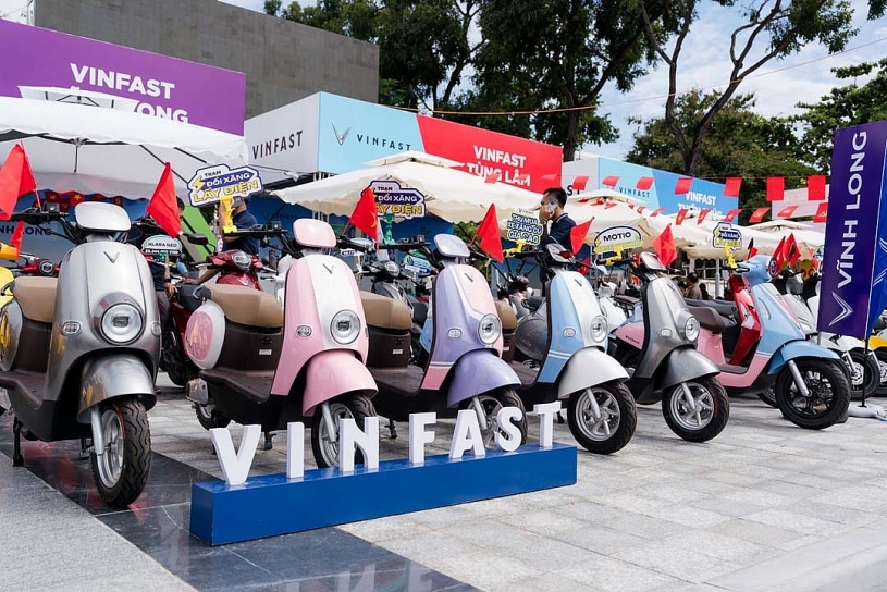 Xe máy điện lên ngôi, người tiêu dùng hưởng lợi kép Xe máy điện lên ngôi, người tiêu dùng hưởng lợi kép