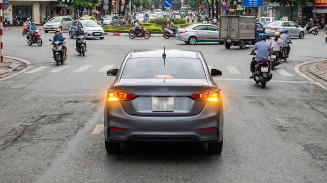 Quan niệm sai lầm của nhiều tài xế khi bật đèn hazard vào vòng xoay