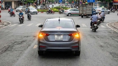 Quan niệm sai lầm của nhiều tài xế khi bật đèn hazard vào vòng xoay