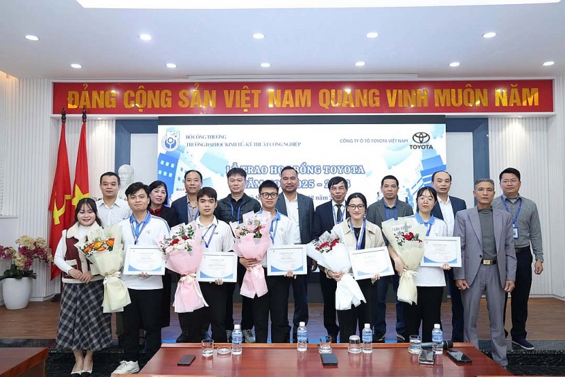 Toyota Việt Nam trao tặng 123 suất Học bổng hỗ trợ sinh viên năm 2025