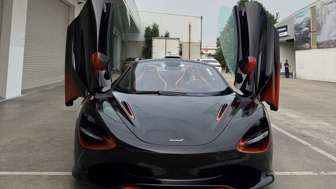 Siêu xe McLaren 750S với màu sơn độc nhất xuất hiện tại Hà Nội