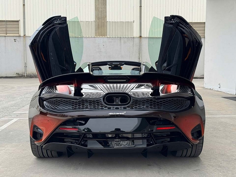 Siêu xe McLaren 750S với màu sơn độc nhất xuất hiện tại Hà Nội Siêu xe McLaren 750S với màu sơn độc nhất xuất hiện tại Hà Nội