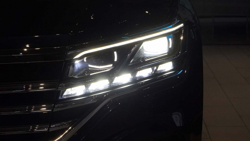 SUV hạng sang Volkswagen Touareg giảm tới 330 triệu đồng