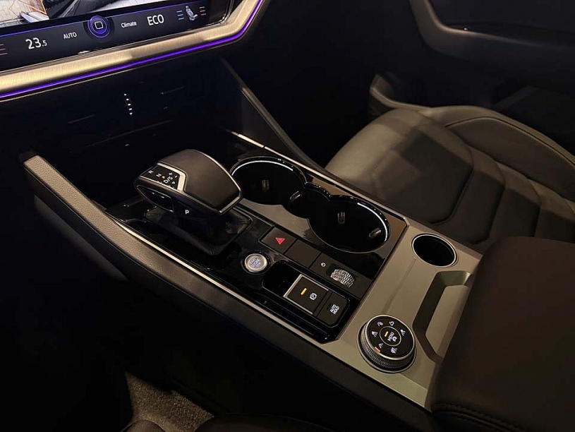 SUV hạng sang Volkswagen Touareg giảm tới 330 triệu đồng