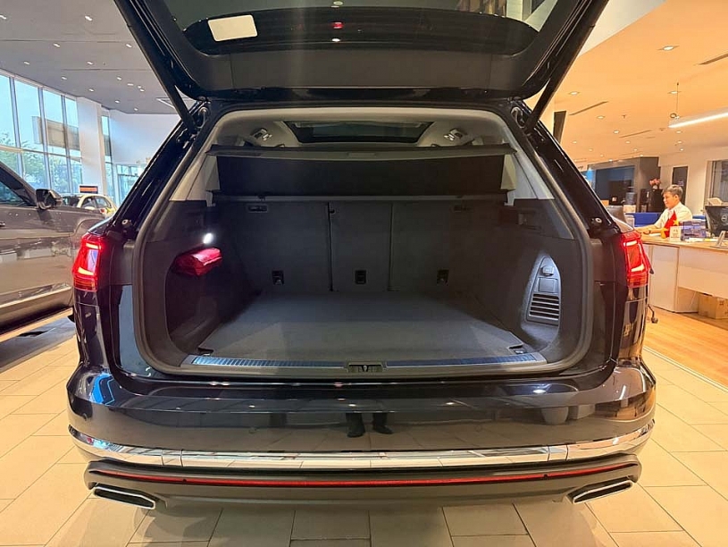 SUV hạng sang Volkswagen Touareg giảm tới 330 triệu đồng