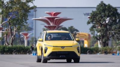 Ưng khả năng tiết kiệm chi phí của VF e34, tài xế dịch vụ mạnh dạn lên đời Limo Green