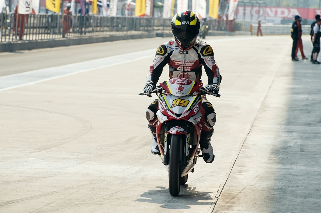 dua mo to chau a arrc 2018 chang 1 cam xuc trai chieu