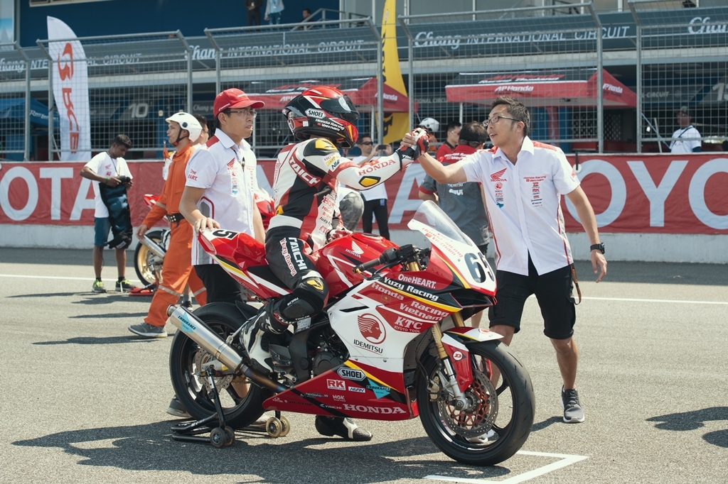 dua mo to chau a arrc 2018 chang 1 cam xuc trai chieu