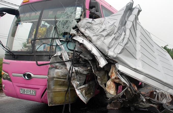 Tai nạn xe khách kinh hoàng, 6 người chết ở Tây Ninh tai nan xe khach kinh hoang 6 nguoi chet o tay ninh