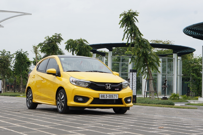 honda brio 2020 khuyen mai gia xe kem lan banh thang 22020