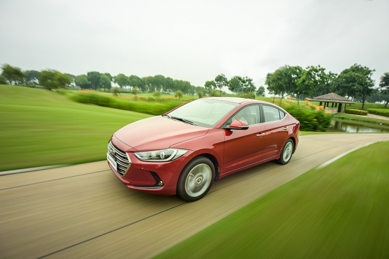 gia hyundai elantra giam xuong 549 trieu dong