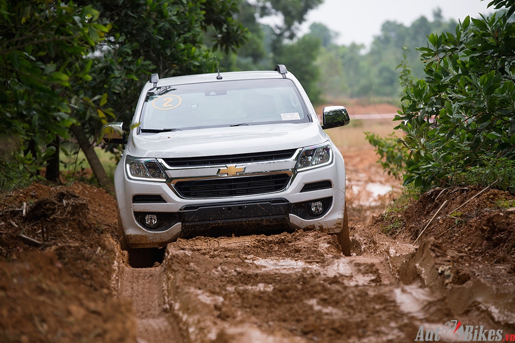 trai nghiem chevrolet colorado off road an tuong hon on road