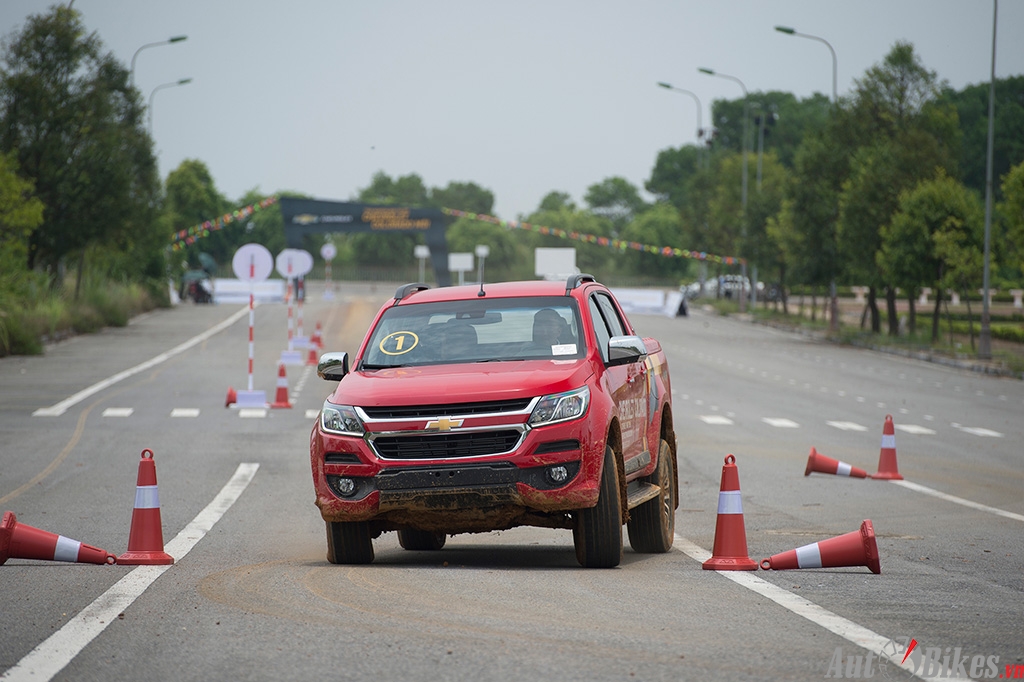 trai nghiem chevrolet colorado off road an tuong hon on road