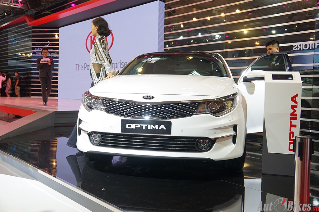 so sanh kia optima 20 at voi toyota camry 20e