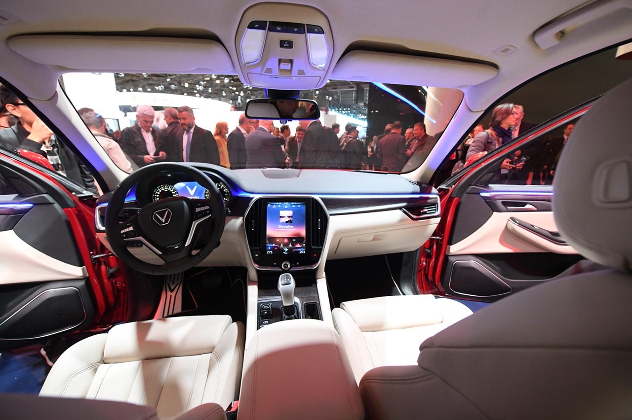 2 mau o to vinfast chinh thuc ra mat tai paris