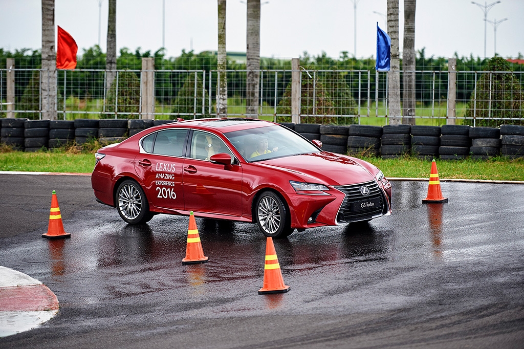 Trải nghiệm Lexus qua 6 bài thử tại trường đua HappyLand trai nghiem lexus qua 6 bai thu tai truong dua happyland