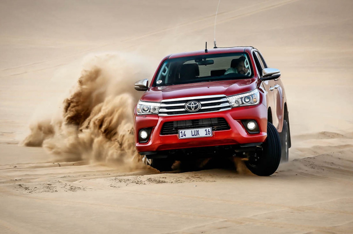 toyota hilux vua ban tai thu thach sa mac namibia p1