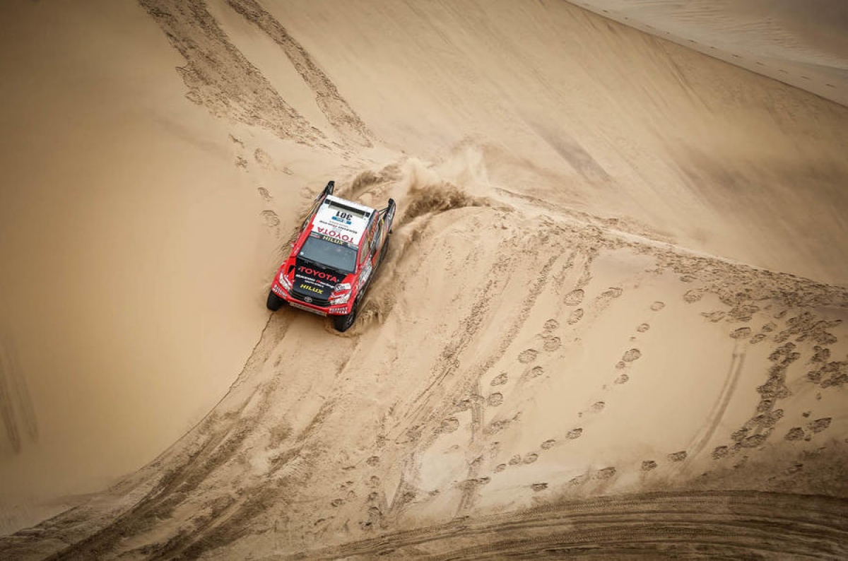 toyota hilux vua ban tai thu thach sa mac namibia p1