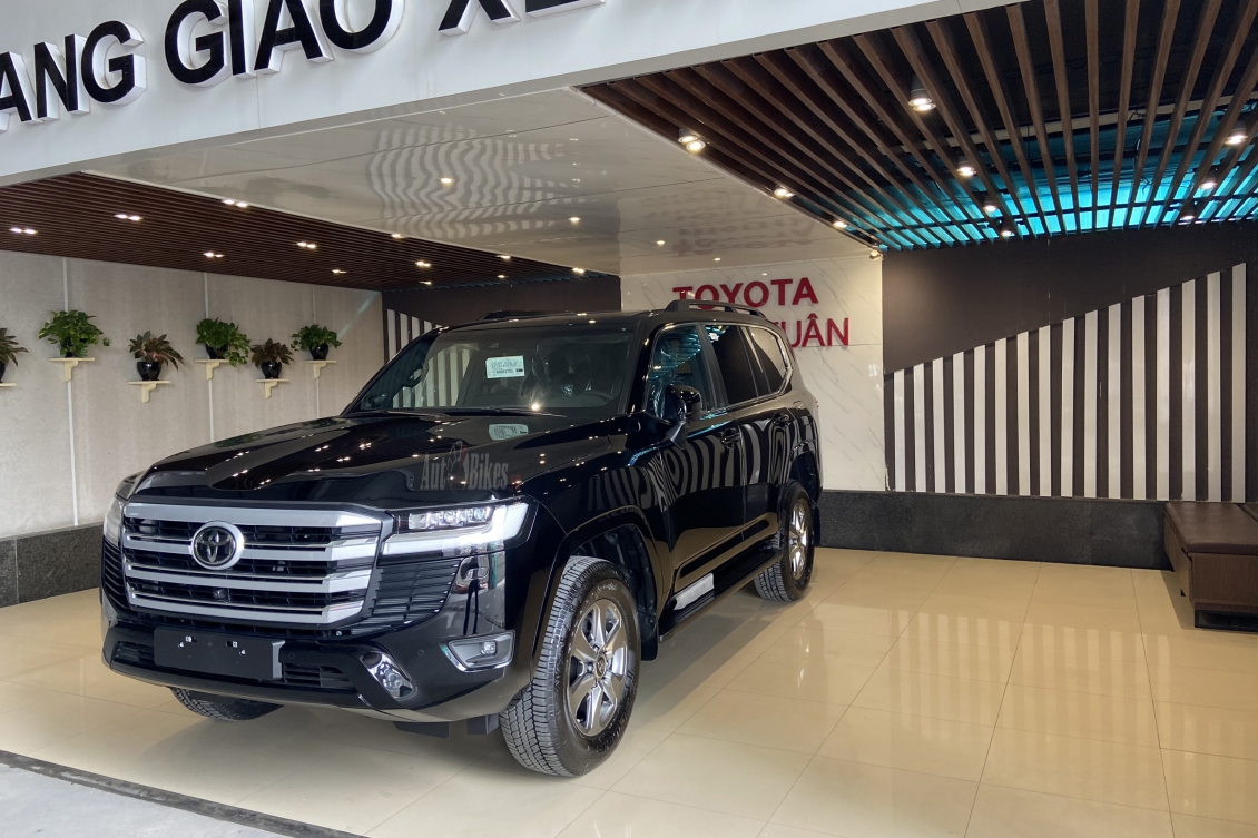 Ảnh thực tế Toyota Land Cruiser 2022 tại đại lý
