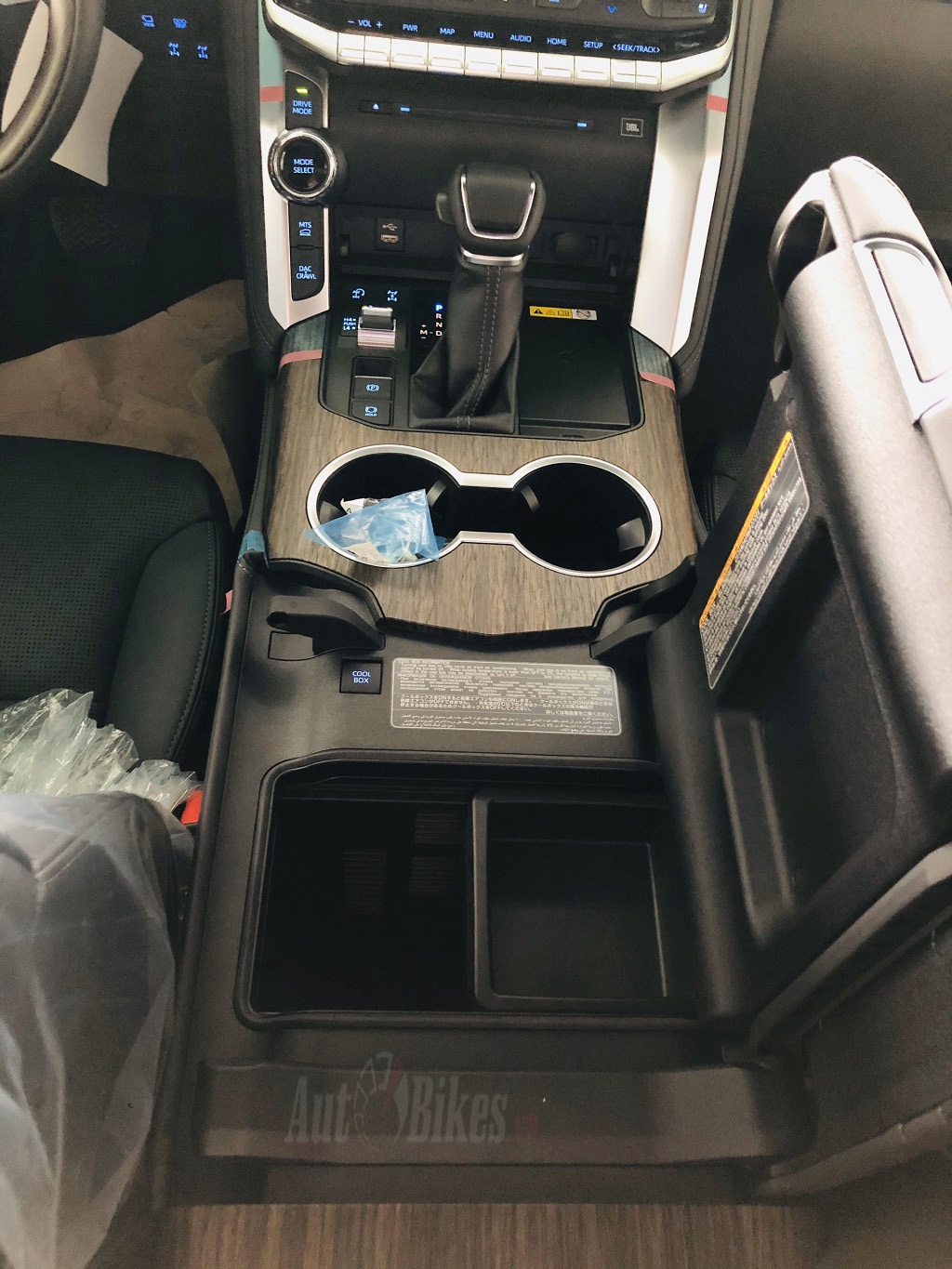 Ảnh thực tế Toyota Land Cruiser 2022 tại đại lý