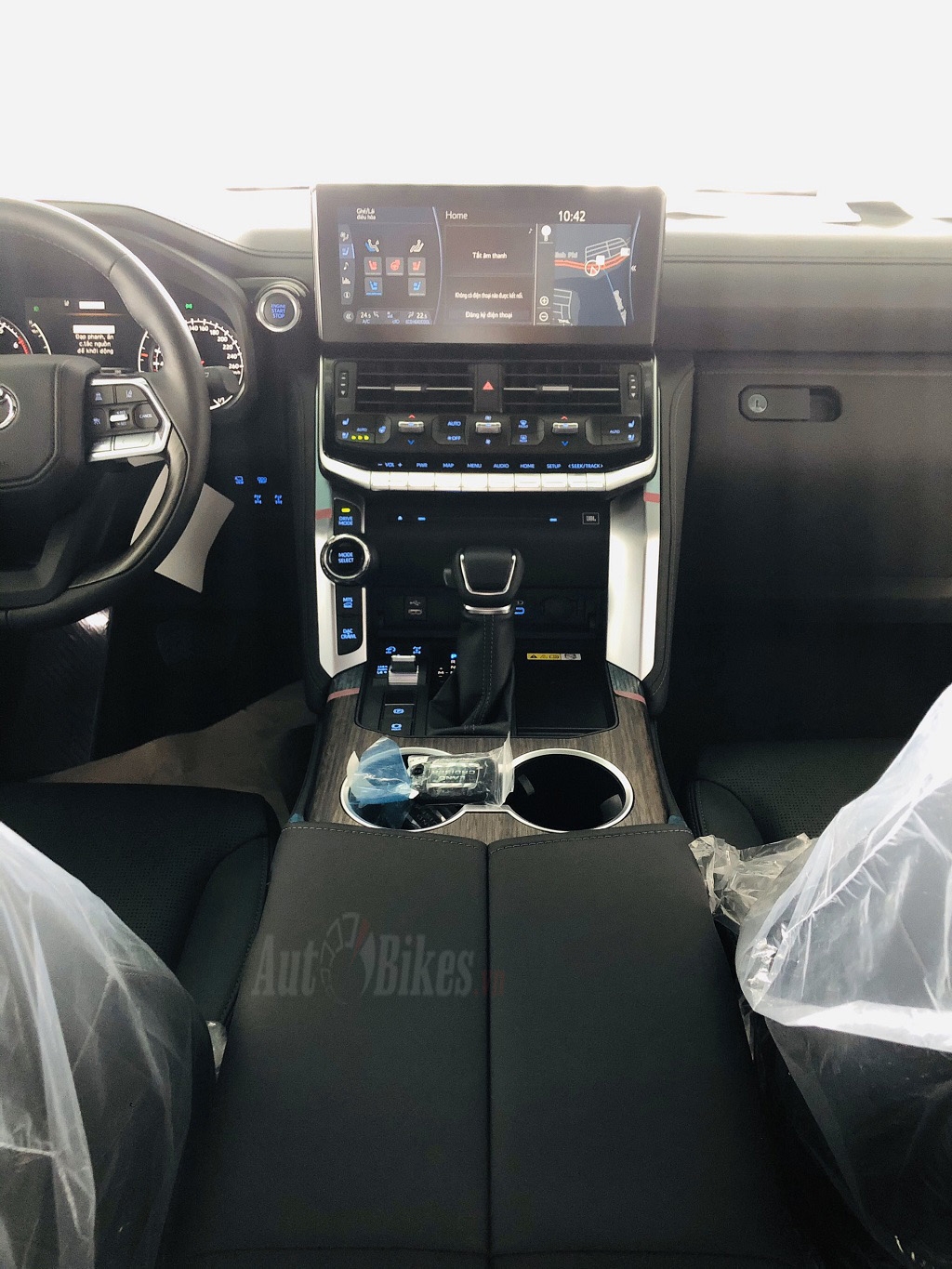 Ảnh thực tế Toyota Land Cruiser 2022 tại đại lý