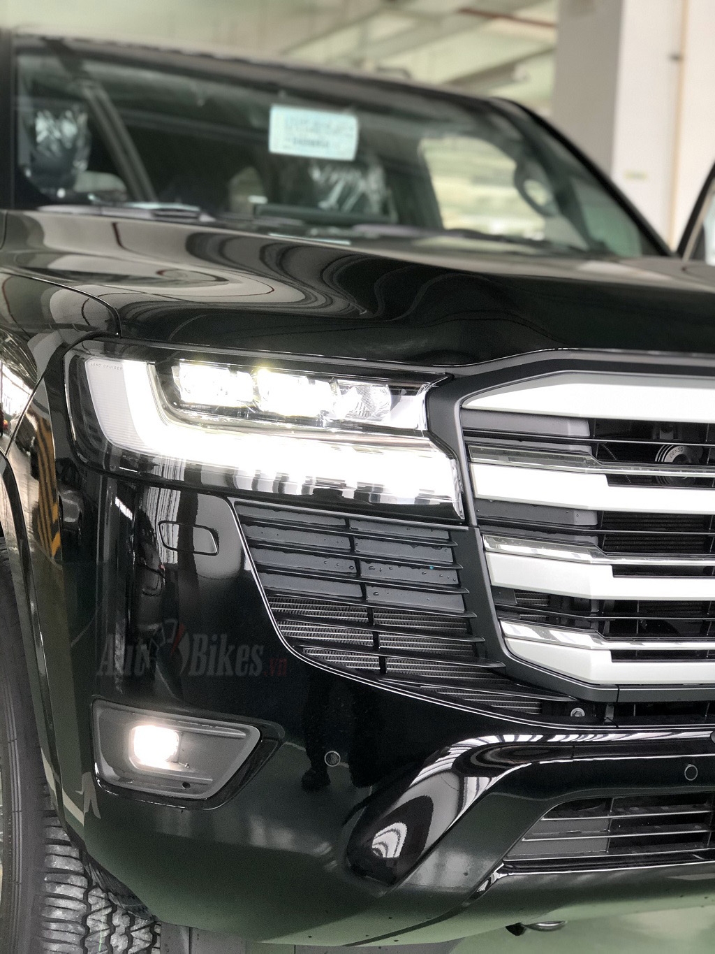 Ảnh thực tế Toyota Land Cruiser 2022 tại đại lý