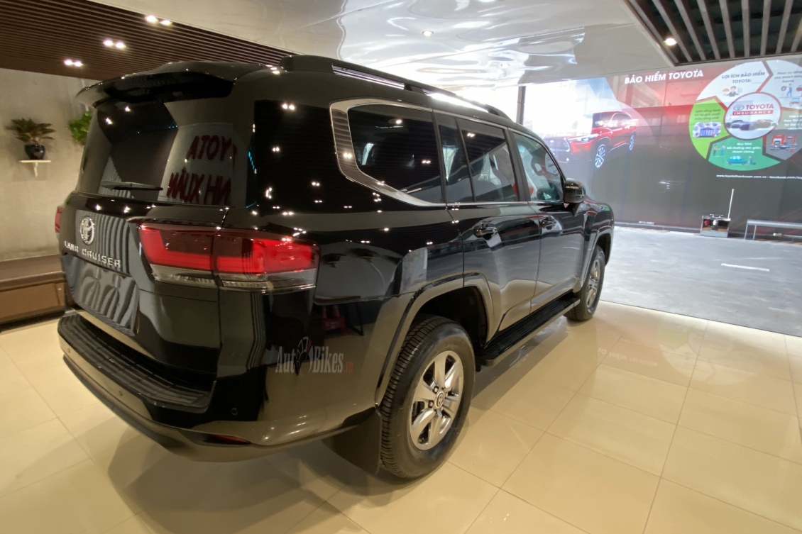 Ảnh thực tế Toyota Land Cruiser 2022 tại đại lý