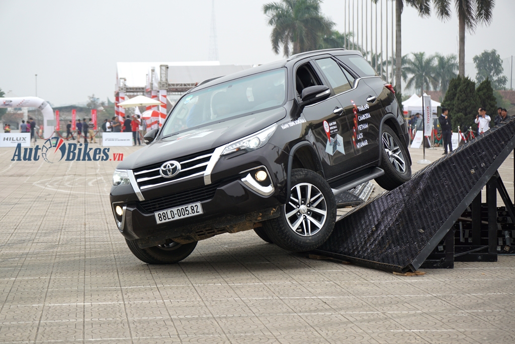 Trải nghiệm bộ 3 xe Toyota ‘hot’ nhất tại Hà Nội trai nghiem bo 3 xe toyota hot nhat tai ha noi