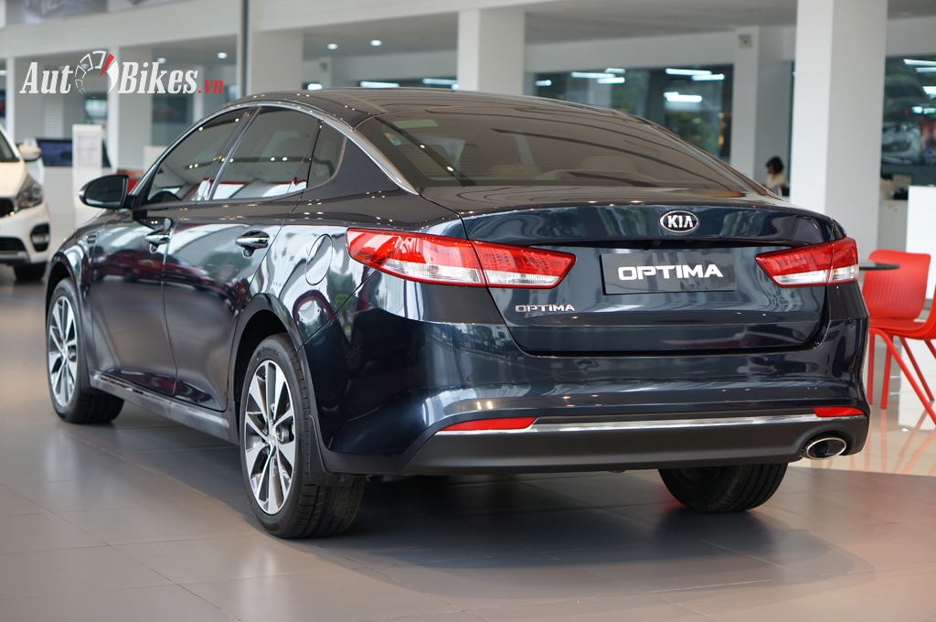 so sanh kia optima 20 at va toyota camry 20e