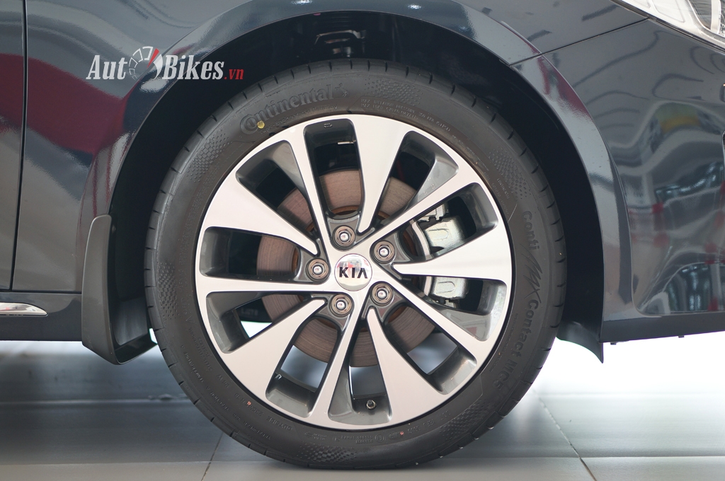 so sanh kia optima 20 at va toyota camry 20e