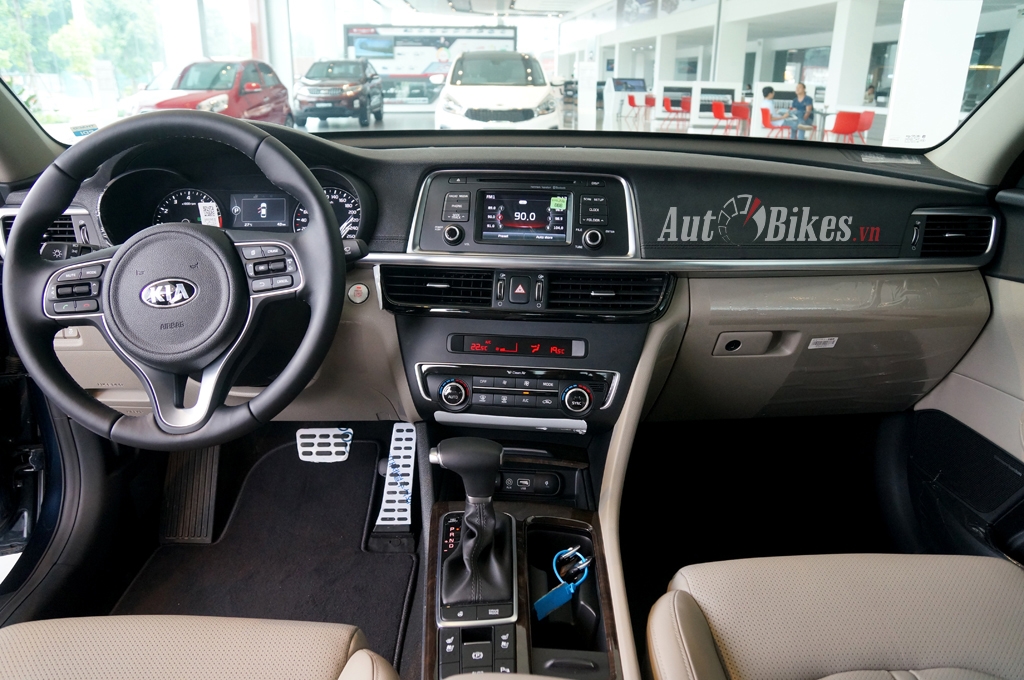 so sanh kia optima 20 at va toyota camry 20e