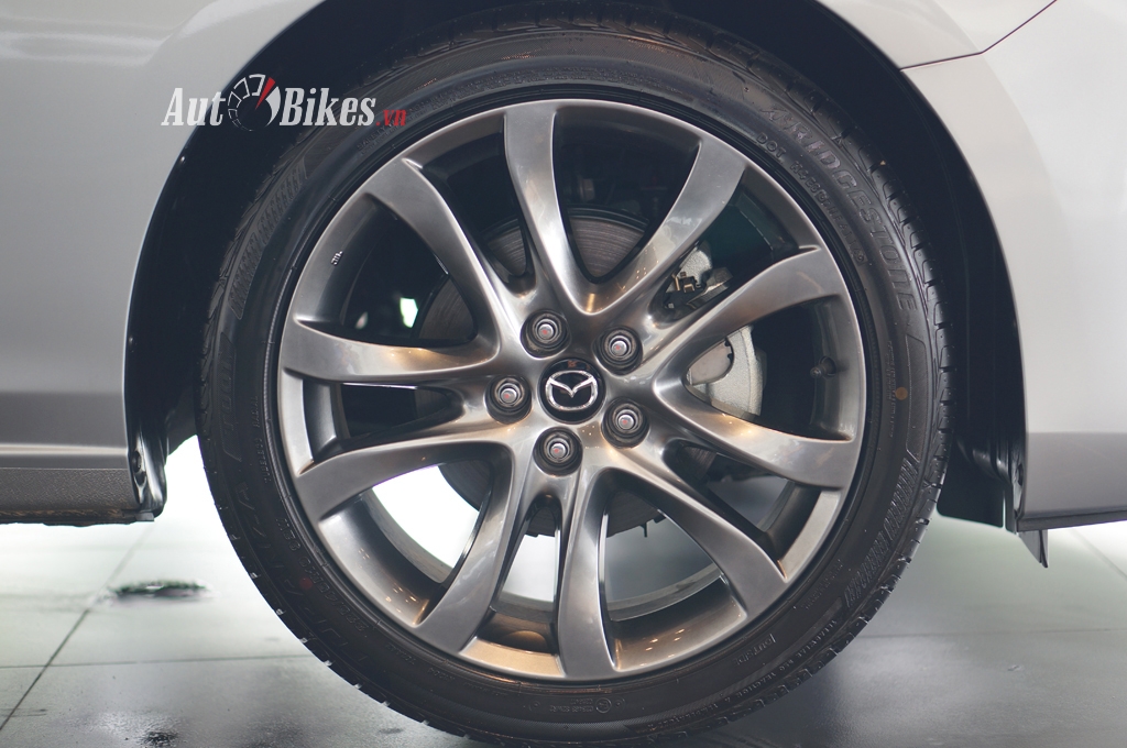 so sanh mazda6 20 fl va toyota camry 20e