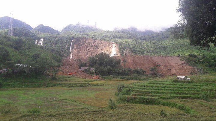 19 người bị chôn vùi do sạt lở ở Hòa Bình sat lo o hoa binh khien giao thong bi chia cat