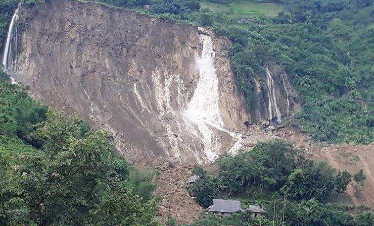 19 người bị chôn vùi do sạt lở ở Hòa Bình sat lo o hoa binh khien giao thong bi chia cat