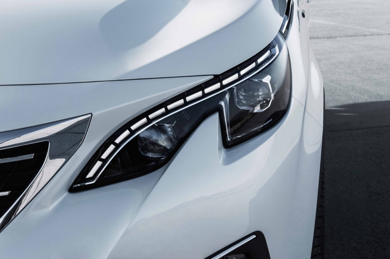 peugeot 5008 doi thu cua toyota fortuner gia 145 ty dong