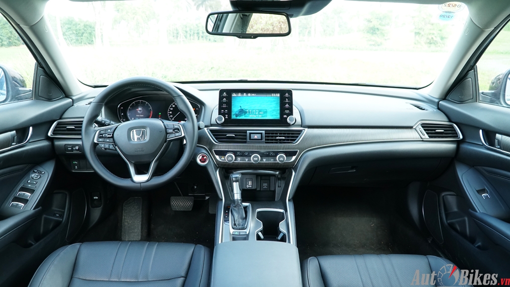 Honda Accord giảm giá sâu hơn Toyota Camry, chờ đợi sự bứt phá