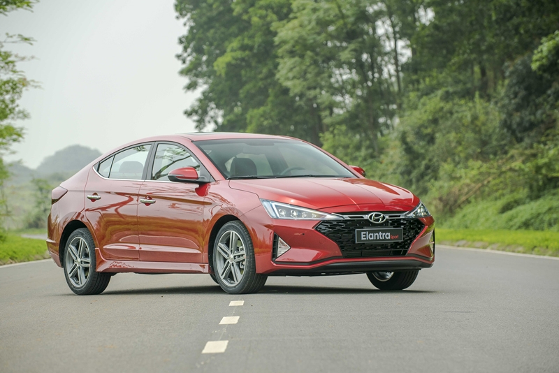 Hyundai Elantra giảm 40 triệu đồng, tăng sức ép Kia Cerato