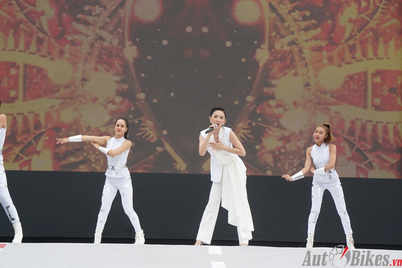 toc tien quay tung bung tai le ban giao vinfast fadil