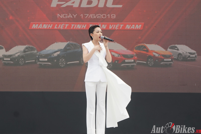 toc tien quay tung bung tai le ban giao vinfast fadil