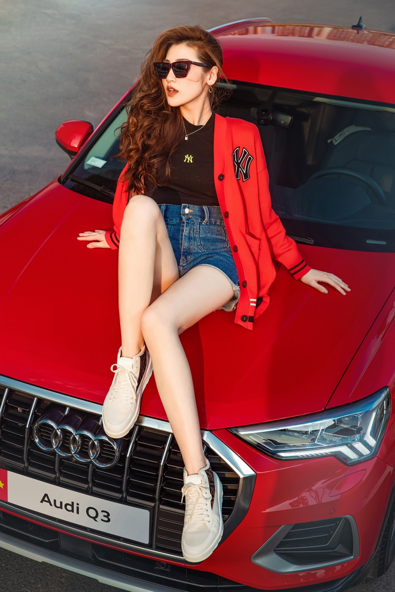 Á hậu Tú Anh khoe ‘body chuẩn’ bên Audi Q3