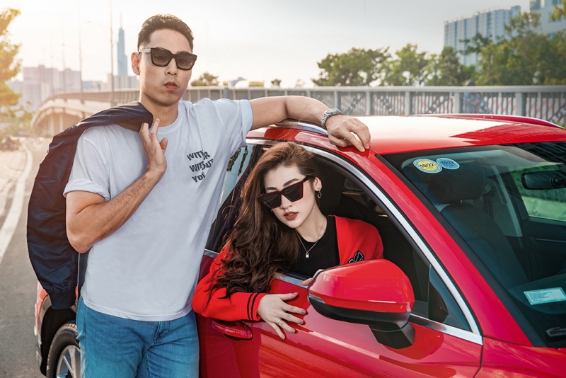 Á hậu Tú Anh khoe ‘body chuẩn’ bên Audi Q3