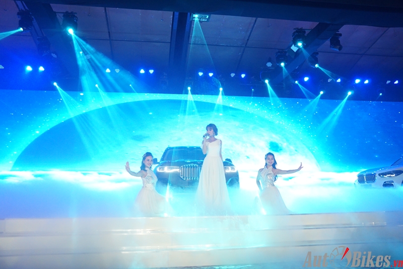 bmw x7 gia 75 ty bac tien dai tiec xe sang gai dep am thanh dinh