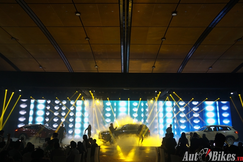 bmw x7 gia 75 ty bac tien dai tiec xe sang gai dep am thanh dinh